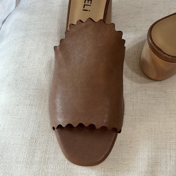 New and never worn Vaneli sandals - Picture 3 of 6